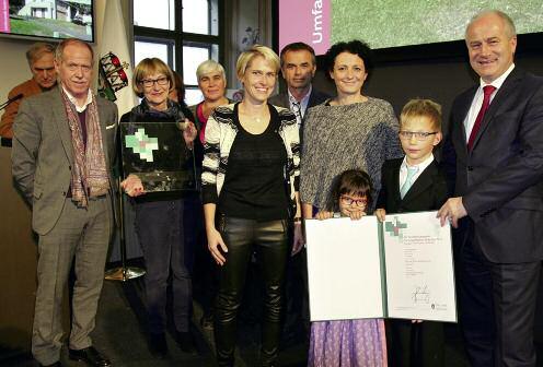 sechs Auszeichnungen gingen dabei in unsere Region, jeweils in der Kategorie Umfassende Sanierung : Das SOS-Kinderdorf Stübing erhielt den Preis für den gelungenen Um- und Ausbau der