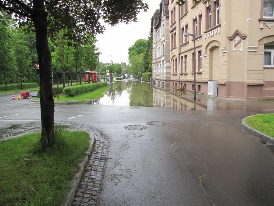 Foto 4: Das Wasser steht im Bereich Stresemannstraße/Ebertallee allerdings nicht so hoch wie 2002.