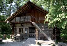 Holzknechtmuseum R Die Dürrenholzstube wurde in Weißenbach abgetragen, im Müllnerwäldchen vom Heimatverein neu aufgestellt und mit alten Geräten und Werkzeugen der Holzknechte eingerichtet.