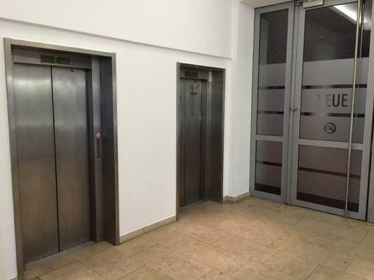 Kassenfoyer EG Tür / Zugang Bezeichnung der Tür: Tür vom Aufzugsbereich in das Kassenfoyer EG und zum Stage Club Breite der Tür zum Raum: 100 cm Tür wird durch eine Servicekraft geöffnet.