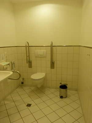 30 cm: 14 Sanitärraum WC für Menschen mit Behinderung im