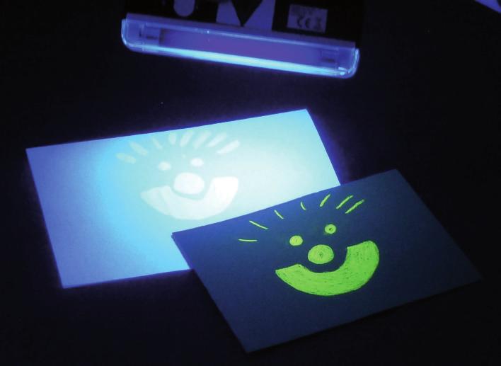 Die ultraviolette (UV-)Aktivität bitte vor dem Versuch mit der UV-Lampe prüfen. Die Kinder schreiben oder malen mit dem Waschmittel eine Geheimbotschaft mit Wattestäbchen oder Pinsel auf Papier (Abb.