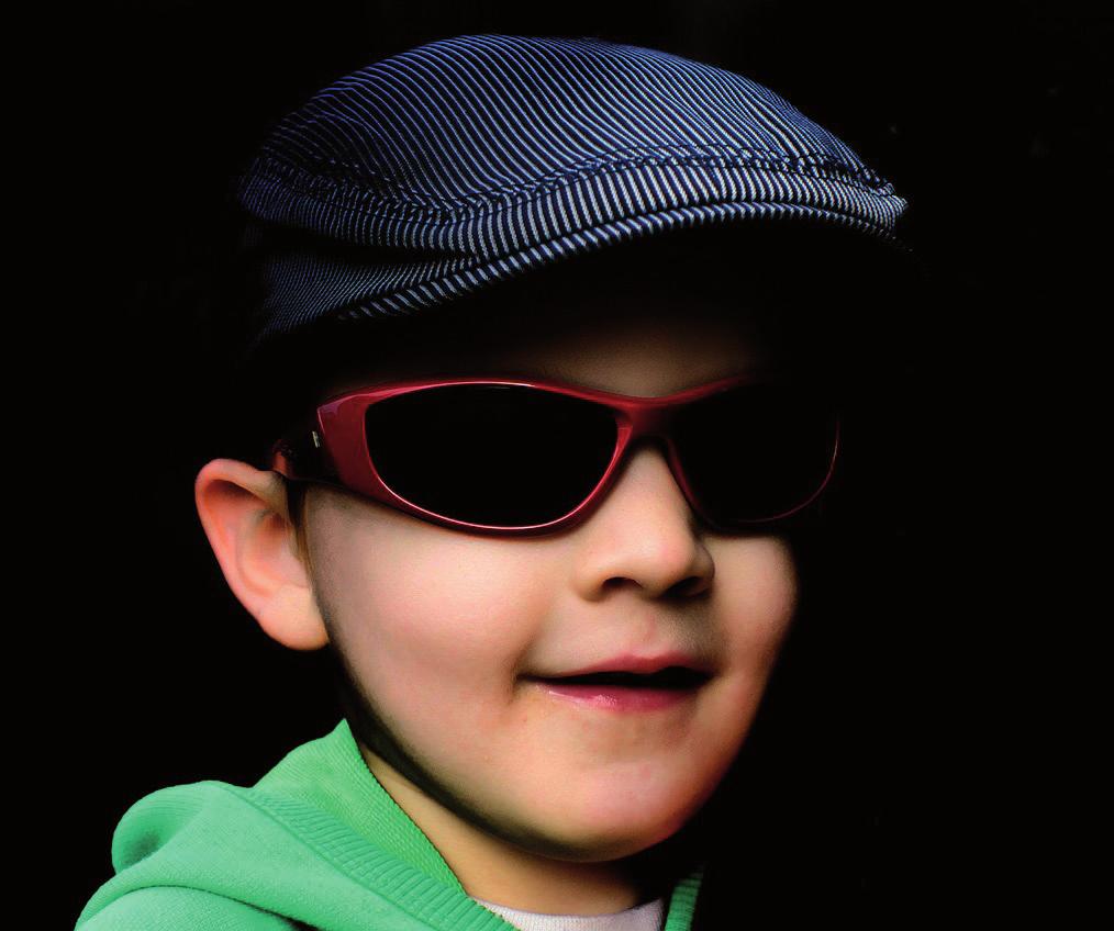 Verstecken im Dunkeln Basteln Sie mit den Kindern aus Pappe und getönter oder grau bedruckter Folie Lichtschluckerbrillen, alternativ können Sonnenbrillen verwendet werden (Abb. 3).