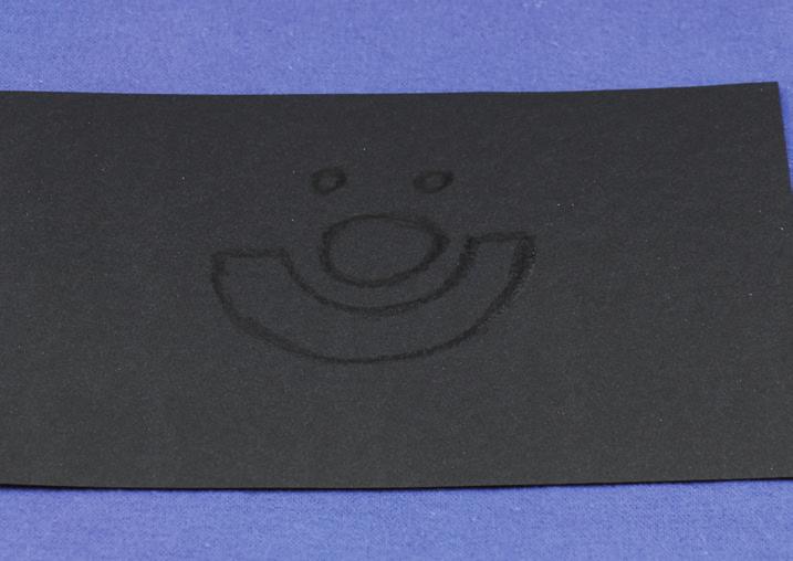 Das wird gebraucht schwarzes Tonpapier schwarzer Wachsmalstift Mehl verschiedenfarbige Bausteine oder Gegenstände großer Karton (am besten innen schwarz) Unsichtbares Schwarz (Einstimmung) Die Kinder