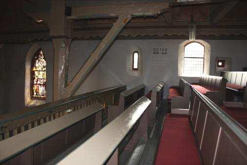 Seither muss man hohe Stufen zum Altarraum hinaufgehen. Dieser Bereich war den Priestern vorbehalten.