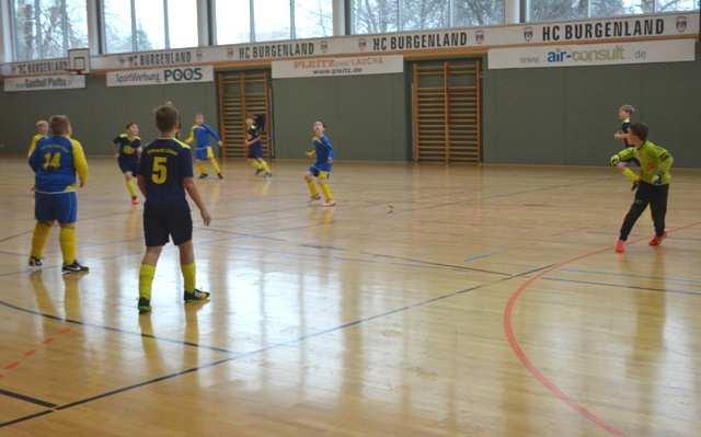 Janis spielte den Ball und stürzte. Marius überlegte nicht lange, schnappte sich den Ball und zielte Richtung Tor. Mit 2 Toren Vorsprung war uns dieses Spiel nun nicht mehr zu nehmen. In der 6.