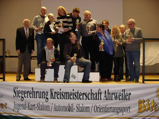 Siegerehrung Kreismeisterschaft Ahrweiler 2013 Seite 13 MSC Adenau Pilot Lukas Daniels ist Kreismeister im Jugend Automobilslalom ADAC Mittelrhein Vorsitzender Dieter Enders überreichte die Pokale