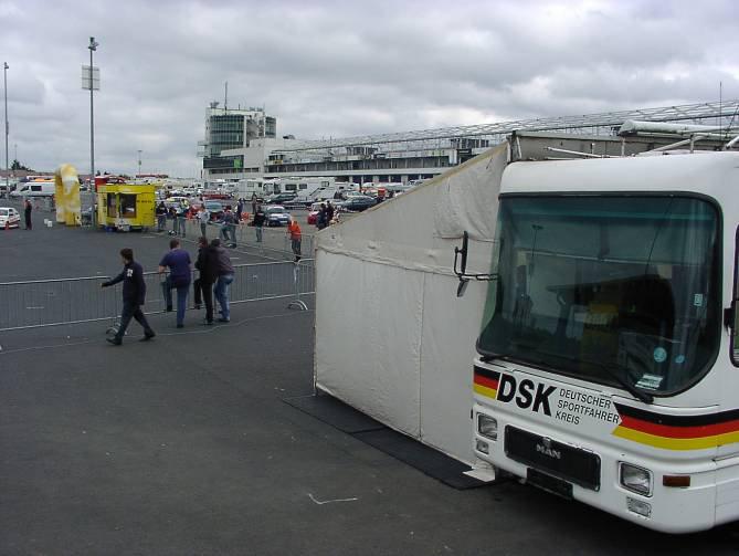 (MSC) Oberehe bei der Durchführung der Automobilslalom- Doppelveranstaltung auf der Multifunktionsfläche des Nürburgring-Fahrerlagers.