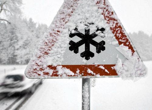 Verkehrsrecht Fahren im Winter Seite 37 Fahren im Winter (Quelle: ADAC) Verkehrssituationen im Winter können wegen Eis und Schnee tückisch werden.