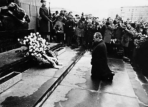95 Aufgabe 181 Was wollte Willy Brandt mit seinem Kniefall 1970 im ehemaligen jüdischen Ghetto in Warschau ausdrücken?