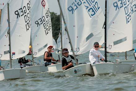 Optimist Der Potsdamer Yachtclub und die Seglervereinigung Blossin richteten diese Meisterschaften gemeinsam auf dem Wolziger See südöstlich von Berlin aus.