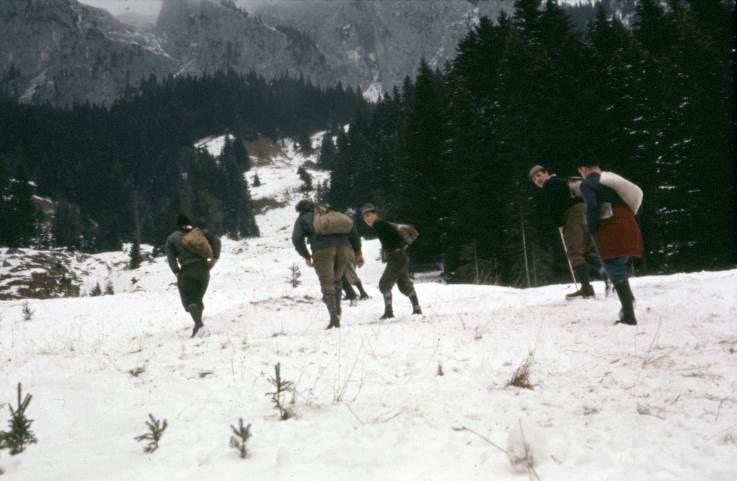 Aus alter Zeit Kameraden der Sport- und Bergfreunde Pflach unterwegs zur alten Schihütte, Foto aus den späten 1950er-Jahren Sehr geehrte Besucher der "Aktuellen Chronik Gemeinde Pflach", dies ist der
