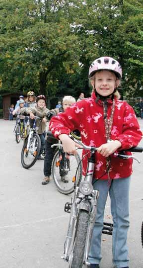 Erziehen 1. Einschulung Jeweils im Oktober werden die zukünftigen Schulneulinge nach vorausgegangenem Tag der offenen Tür und Informationsabend für die Eltern der Schulleitung vorgestellt.