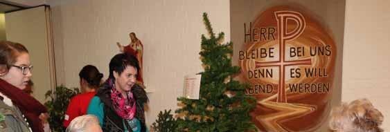 Bereits zum neunten Mal fand der beliebte Weihnachtsmarkt im Haus am See sta. Im Foyer strahlten Lichterke en, ein großer Christbaum und mehrere Stände mit Handarbeiten luden zum Bummeln ein.