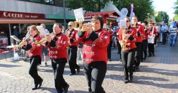 marschieren, begleitet von dem Stadtorchester Lübeck und