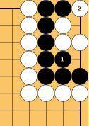 - 19 - Wenn Weiß mit 3 die schwarze Gruppe in Atari stellt, schlägt Schwarz mit 4 zurück und Weiß verliert eventuell alles, also sollte er lieber die 3 Punkte Gewinn machen, wenn er keine genügend
