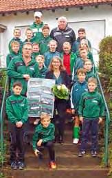 Mit einem Blumenstrauß und einer Fotocollage der aktuellen Juniorenmannschaften bedankte sich der VfR Stadt Bischofsheim bei der Geschäftsführerin der Schmittgruppe, Barbara Schmitt (Mitte), für die