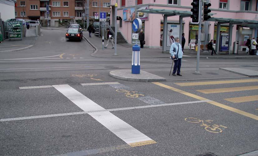 8. Beispiel - Fahrradsymbole ausserhalb von Radstreifen oder -wegen Zürich, Schaffhauserplatz Schutzinsel zwischen regional klassierter Strasse und Tramgleisen; Velo-Quartierbeziehung zu den