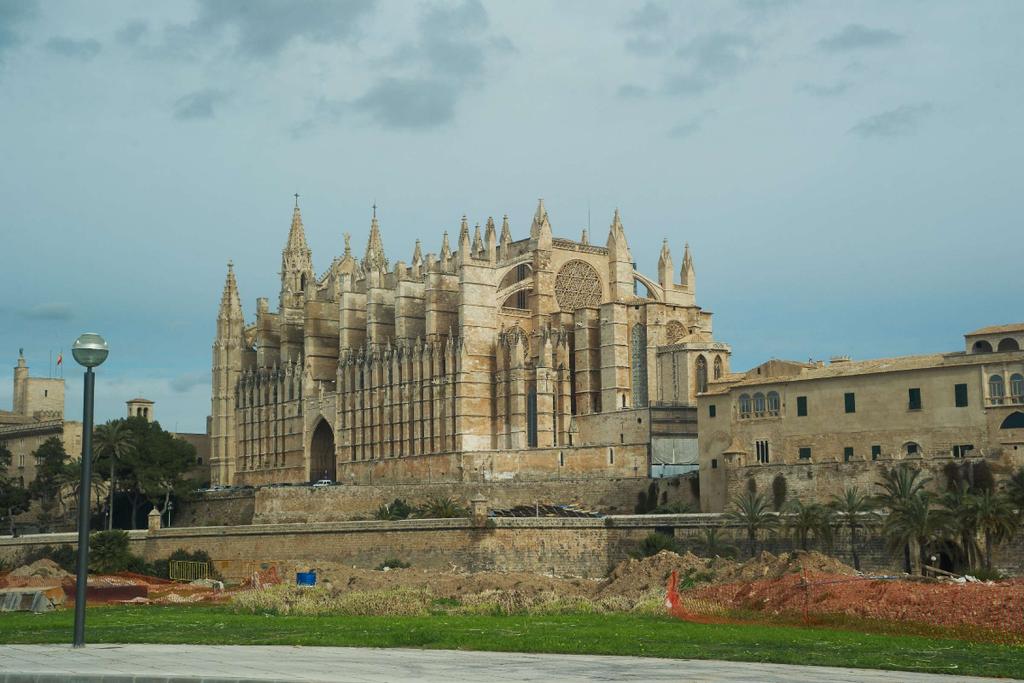 Letzter Tag Sonntag Die Hauptstadt Palma de Mallorca Palma hat ein besonderes Flair einen großen Hafen, eine berühmte Kathedrale, alte Gebäude und enge Gassen.