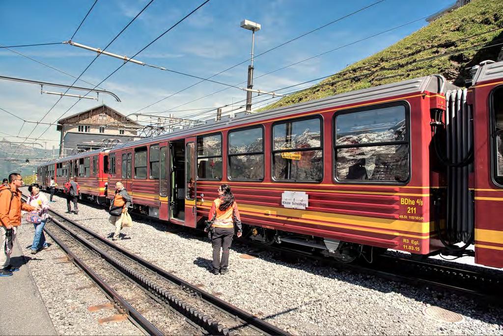 EIGERGLETSCHER Nach der Station Eigergletscher beginnt der über sieben Kilometer lange Tunnel auf das Jungfraujoch. Die Station liegt in 2.320 Meter.