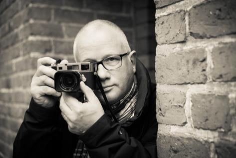 D3kjd3Di38lk323nnm Foto: Katja Solcher Bereits während seines Studiums der Humanmedizin übte Bertram Solcher fotojournalistische Tätigkeiten für regionale und überregionale