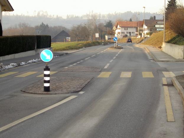 Seite 3 vn 6 5. Sicherheits- und Leitlinien 5.1. Begriffe Sicherheitslinien (ununterbrchen) kennzeichnen die Fahrbahnmitte der Fahrstreifengrenzen.