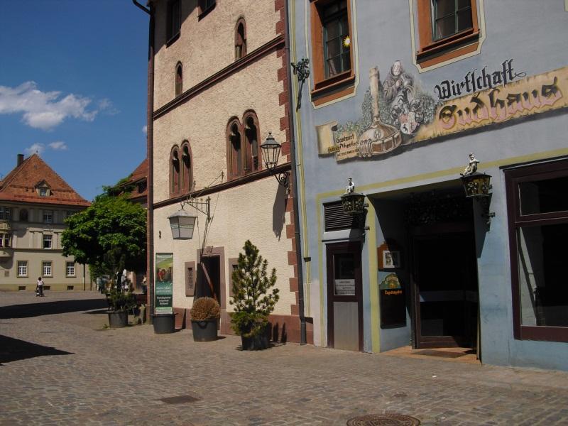 ), guter Gebäudezustand unauffälliger Eingang (kleines Werbeschild) unschön beklebte und nicht einsehbare Fenster zum Münsterplatz Lage direkt am Münsterplatz gegenüber Münster in Fußgängerzone leer