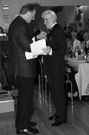 Rheinland-Pfalz swing & step TSC Neuwied wählt neuen Vorstand Auszeichnungen für Alfred Wirz Der langjährige Vorsitzende des TSC Neuwied, Alfred Wirz, hatte bereits im Vorjahr angekündigt, dass er