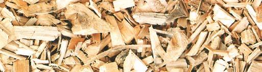 Restholz in Form von Ästen, Wipfeln und Sägewerkabfällen wird mit Hackern zu Hackschnitzel zerkleinert. Je nach verwendetem Holz ergeben sich verschiedene Qualitätsklassen.