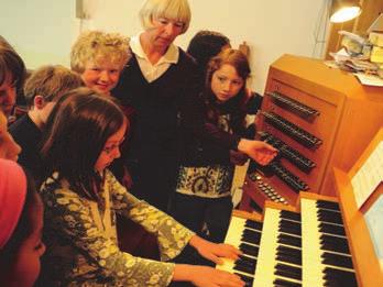 Interessierte Lehrkräfte können diesen Ausflug in die Orgel für ihre Klasse bei der ION buchen: Schüler und Schülerinnen lernen die Orgel als ein klanglich und technisch faszinierendes Instrument