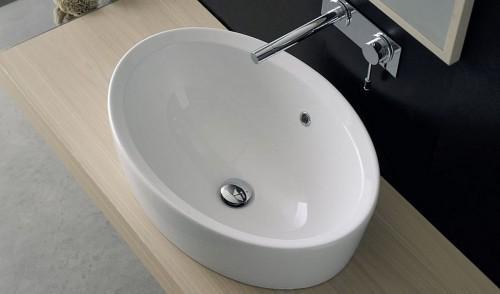 1.37 Waschtisch Becken für den Einbau mit oder ohne Hahnlochbank... BA43516 Ein ovales Einbaubecken in zwei Modellvarianten aus der Serie Tizo.