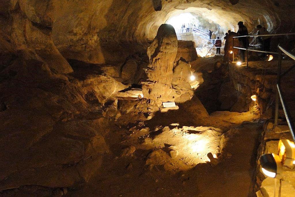 In der Höhle angelangt sieht man die Hohlräume, wo die im Museum ausgestellten Knochen gefunden wurden.