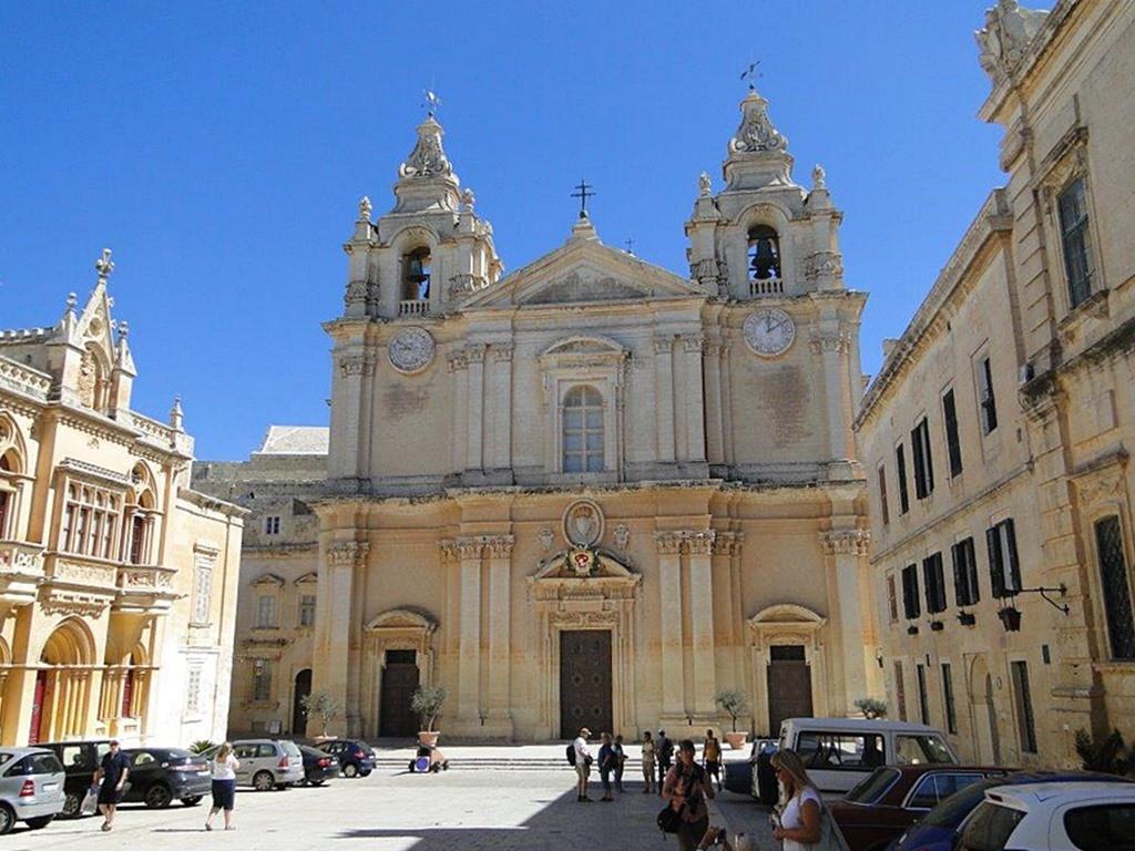 Marija Assunta (1833-1860 erbaut) durch diese Kuppel fiel die Bombe... Weiterfahrt nach Mdina; Mdina ist die alte Hauptstadt Maltas und Rabat ihr Vorort.