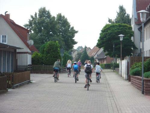 Bevorrechtigung von Fahrradstraßen Ausgangslage Fahrradstraßen über Goethestraße, Saarstraße, Brahmsstraße sind Teil einer wichtigen Radverkehrsverbindung zwischen Innenstadt und Schulen am Berliner