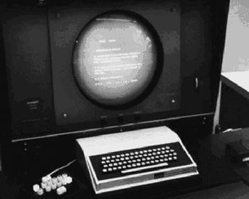 den Computer. Erst durch Engelbarts Erfindung der Computermaus wird das GUI (Graphical User Interface), d.h. der direkte Eingriff/Zugriff auf das System, möglich.