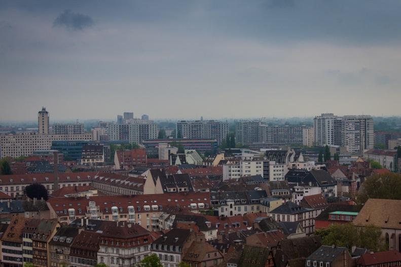 Abbildung 8: Im Vordergrund kann man noch die Altstadt erkennen, während sich im Hintergrund das moderne Europaviertel mit der modernen