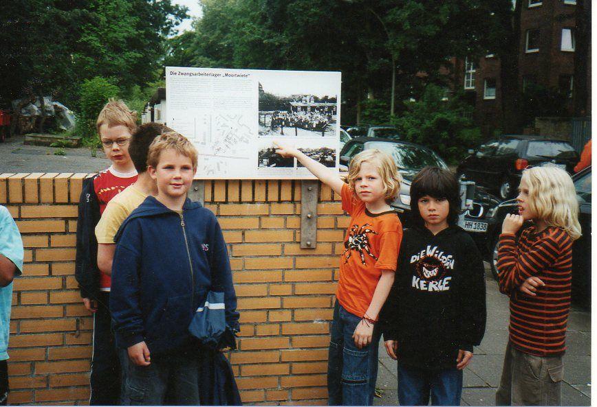 Am Eingang unserer Schule wurde eine Gedenktafel angebracht. Eine Projektgruppe aus dem 10.