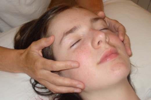 Craniosacral Therapie hilft Kindern und Jugendlichen bei Konzentrationsstörungen und Lernschwierigkeiten Schmerzen bei Wachstumsschüben häufigen Mittelohrenentzündungen Zahnstellungs- und