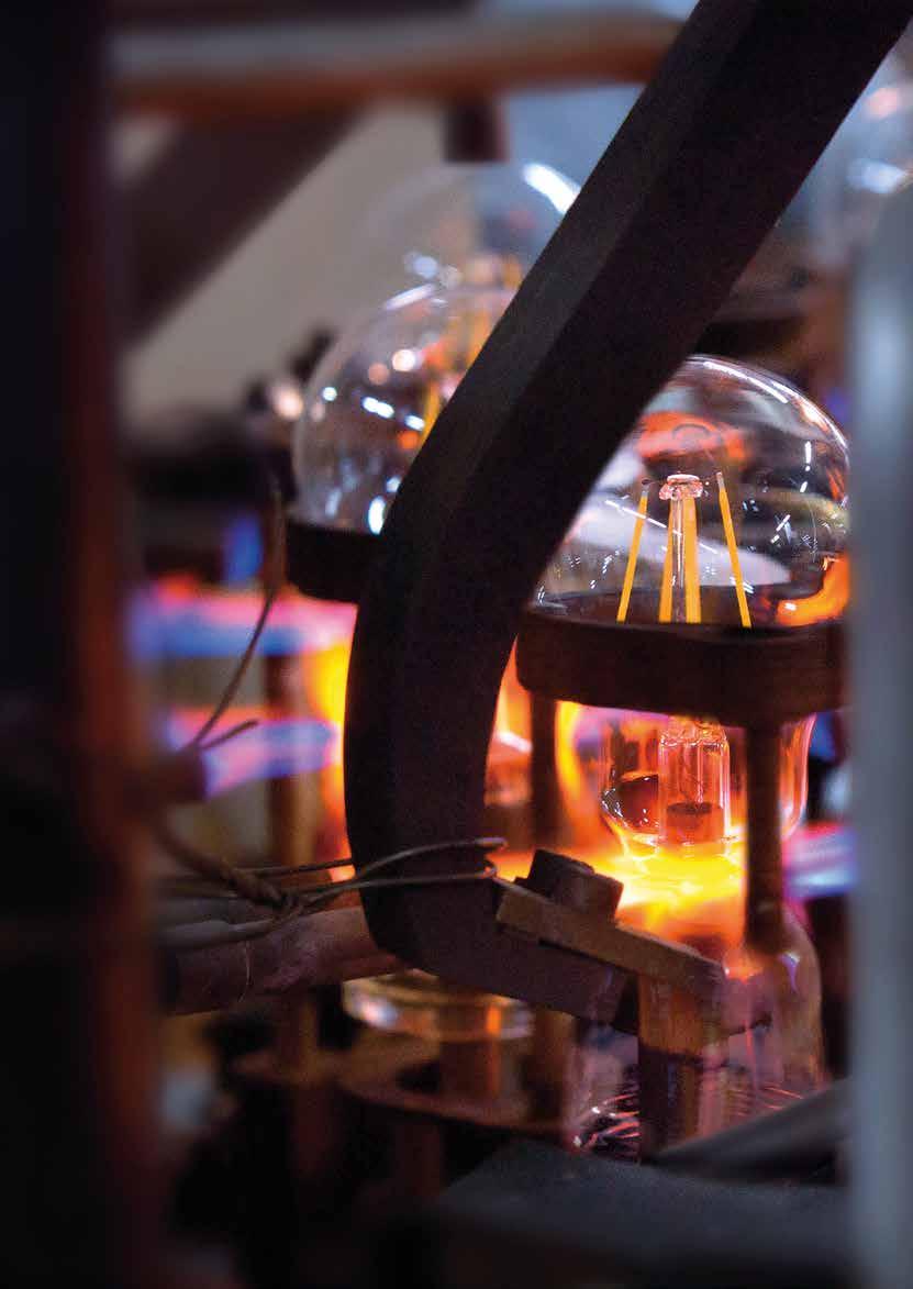LED FILAMENT TECHNOLOGIE Bereits 2009 präsentierte SEGULA eine Revolution: Die erste LED-Retrofit-Lampe in der Bauform einer Original-Glühlampe.