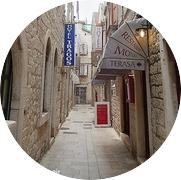 1. 2. Individuelle Anreise nach Split und Fahrt mit dem Taxi (ca. 20 ) in die wunderschöne Hafenstadt Trogir.