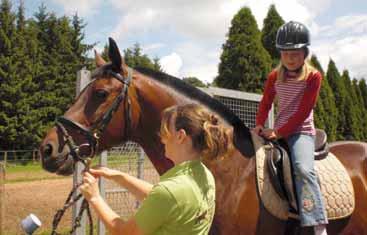 Erstes Kennen lernen Erster Körperkontakt helfende Hände auf dem Turnier Fotos: RV Homburg JUGEND Wir im Verein mit und für unsere Pferde Kinder und Jugendliche sind herzlich willkommen Für viele