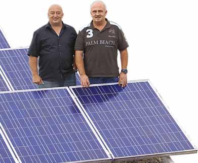 ANZEIGE Die ideale Kombination Dach und Solar aus einer Hand Uns liegt das Thema Umweltschutz sehr am Herzen, beteuert Dieter Arnold, einer der beiden Geschäftsführer der Arnold Dach & Solar GmbH.