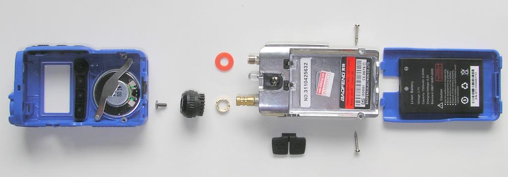 Demontageanleitung des BAOFENG UV-3R Um das Gerät zu zerlegen benötigt man einen kleinen Kreuzschlitzschraubendreher Größe 0, einen kleinen Flachschraubendreher oder Spitzzange und einen Lötkolben