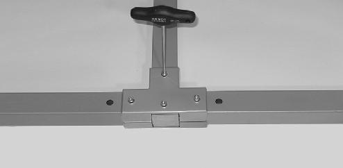 S-Verbinder unten mit Traverse und Seitenteilen verbinden, mit 4 Schrauben M6x45 mm verschrauben (Inbusschlüssel 5