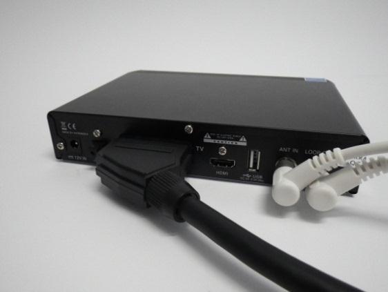 HINWEIS HDMI ist eine Schnittstelle für die digitale Übertragung von Audio- und Video-Signalen. Um Digital TV optimal zu nutzen, verwenden Sie den HDMI Anschluss der Set-Top-Box. 6.