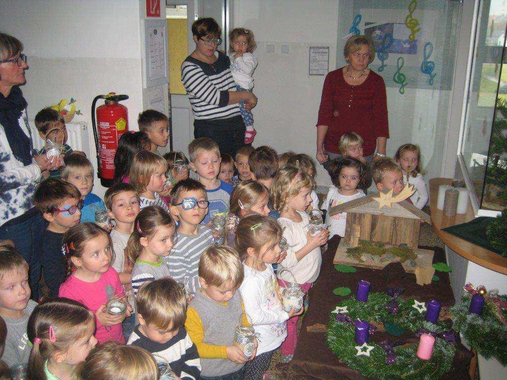 Zu Beginn der Adventzeit segnete Herr Pfarrer Franz Brei im Kindergarten die Adventkränze und die selbstgebastelten Adventlichter.