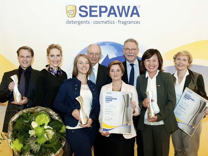 Das Foto zeigt die Überreichung des SEPAWA Innovation Awards: Vordere Reihe: Cindy Delvalle und Kathelyne Everare (Firma Dow Corning); Yeah-Young Baek und Ute Griesbach (Firma BASF).
