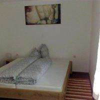 Ein Zimmer mi zwei einzelnen Betten 200 X 90 cm und 2 türigem Schrank. Wohnzimmer mit Polstergruppe, Ess- Bereich.