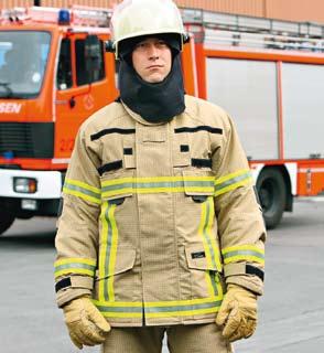 Warnkleidung Gut erkennbar am Einsatzort Feuerwehrleute, die am Einsatzort durch den Straßenverkehr gefährdet sind, müssen durch geeignete Warn- und Absperrmaßnahmen geschützt werden.