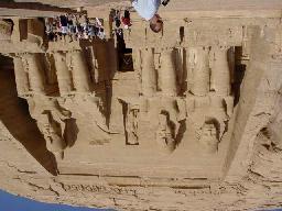 00 Uhr sind wir an den Tempelanlagen von Abu Simbel. Dem Tempel von Ramses II und dem Tempel seiner Gattin Nefertari. Den Tempeleingang schmücken 20 Meter große Statuen.